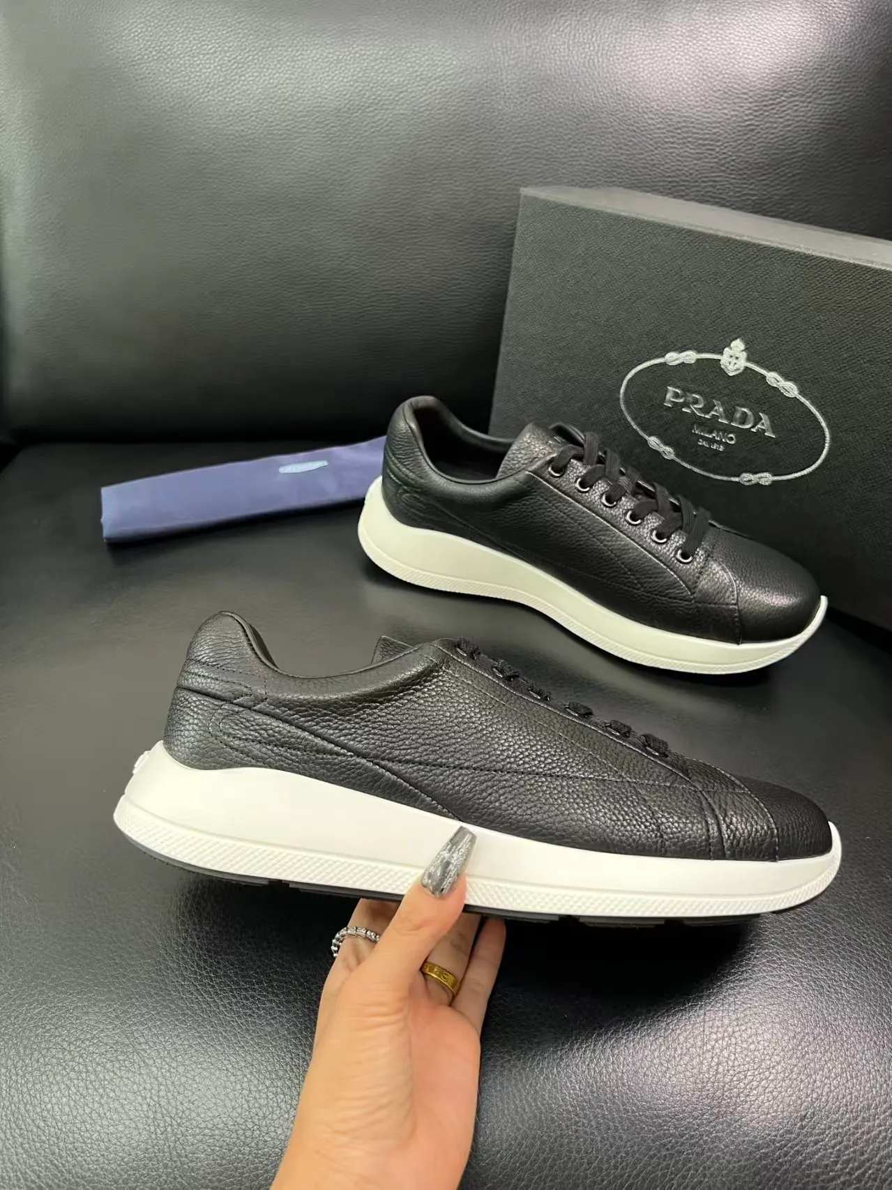 P440 38-45 Prada Prada’s new men’s leather sneakers, the highest version on the market, any comparison is welcome🆚! The original leather has excellent texture and is super high-end! Fetal sheep net lining imported from Italy, removable pad! Luxurious materials and fine workmanship, highly recommended! No. 058
